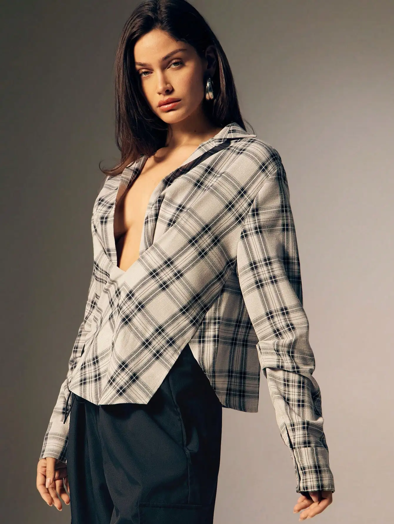 

Женская рубашка в клетку с длинным рукавом, асимметричным подолом и глубоким V-образным вырезом, повседневный осенний топ