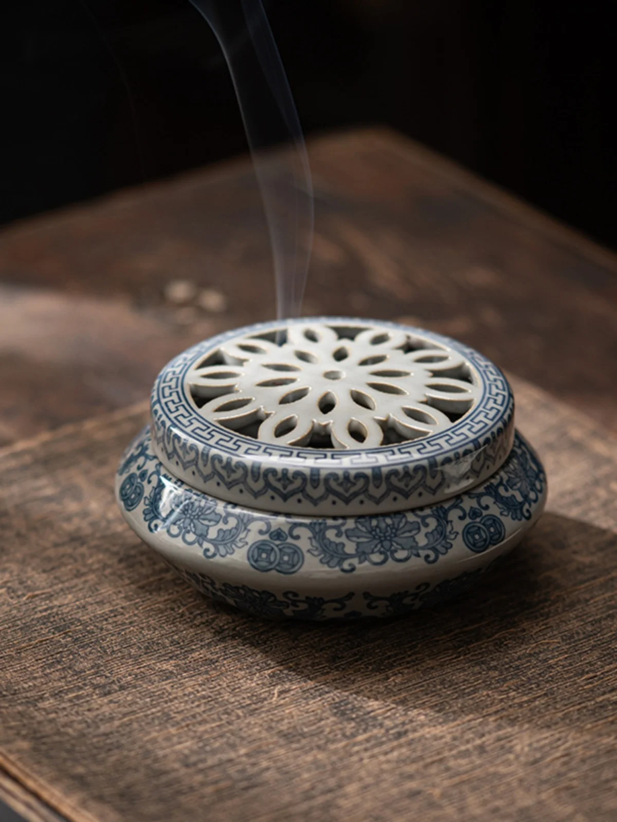 

Сине-белая керамическая подставка для благовоний в старинном стиле, декоративный предмет интерьера, креативный держатель для ароматических палочек