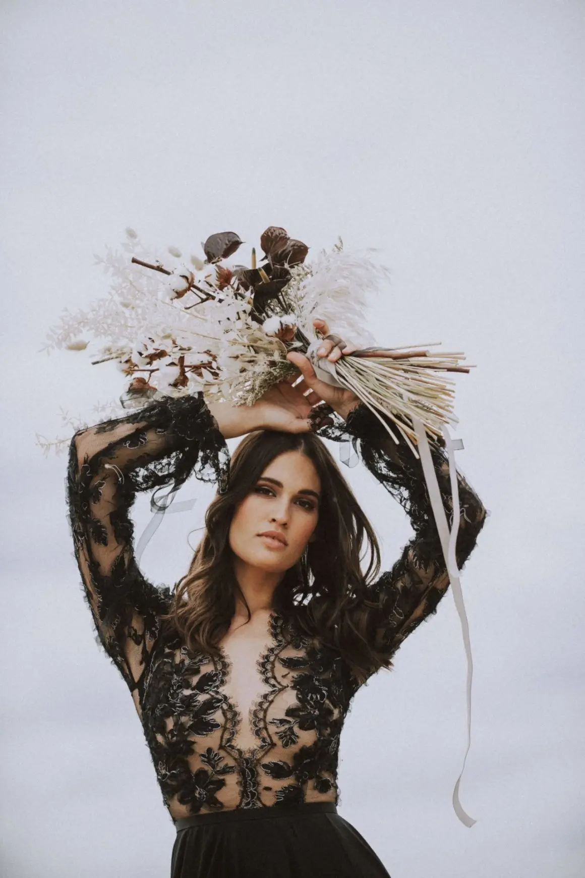 Gotische zwarte A-lijn trouwjurk sexy illusie inspiratie mouw V-hals landelijke bruidsjurken bloemen kant applicaties zijsplit