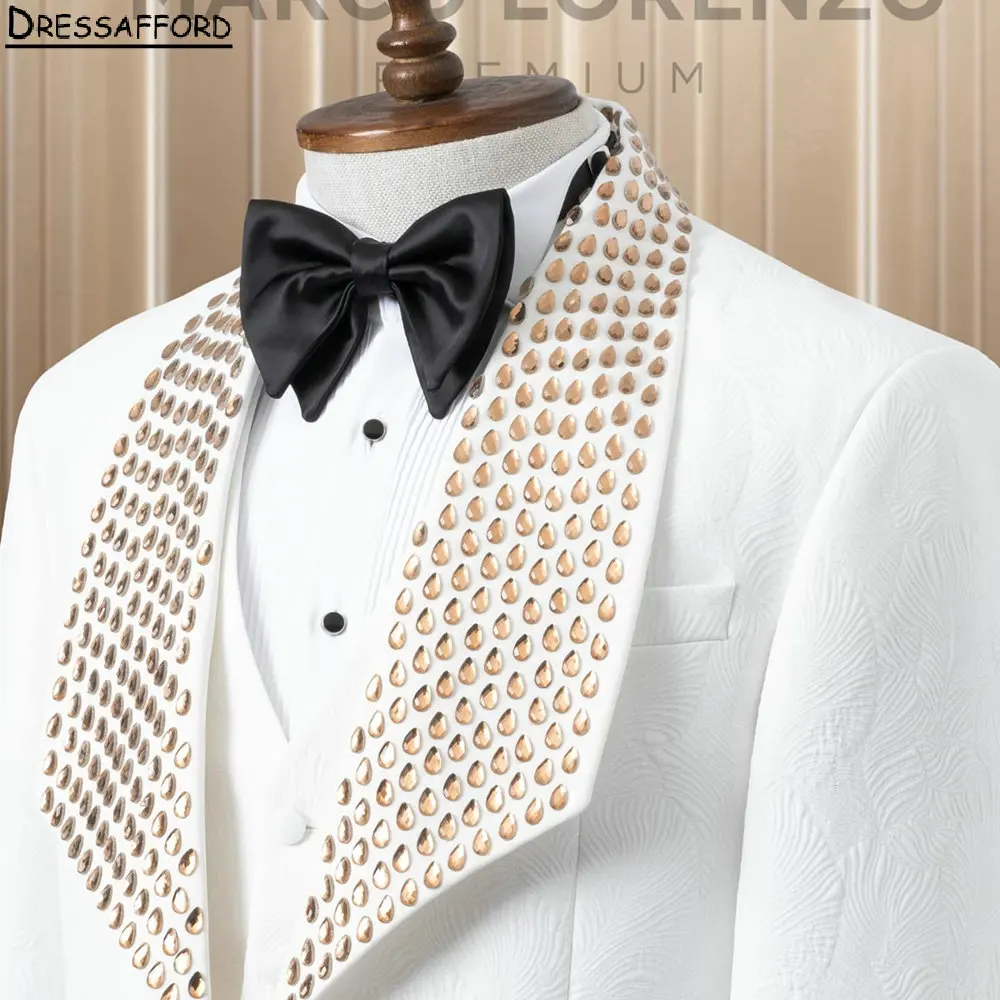 สีขาว Jacquard ผู้ชายชุดสําหรับงานแต่งงานทอง Briolette ประดับด้วยลูกปัดเจ้าบ่าว Tuxedos 3 ชิ้นเสื้อแจ็คเก็ตกางเกง Prom Blazers ที่กําหนดเอง