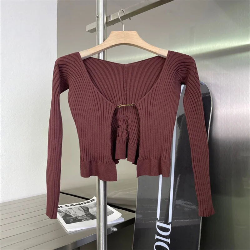 2022 Fashion Women Sweater Black Green Brown Green Slim Striped Women\'s Short Tops Metal Chain Knitting V-Neck T-shirt