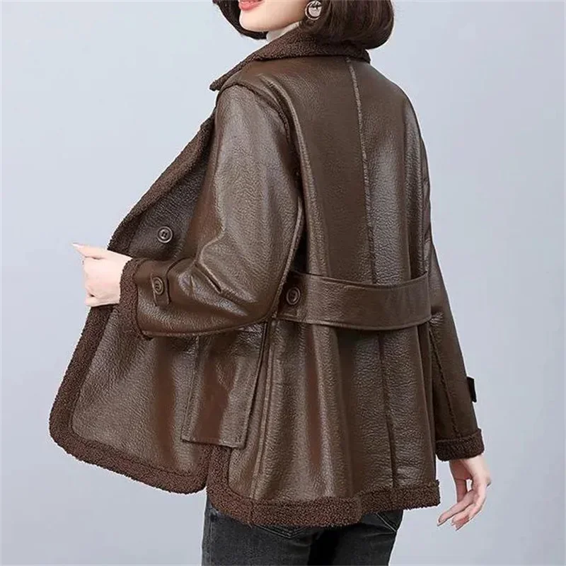 

Новая модная модная женская кожаная куртка с обеих сторон меха и сохраняющая тепло с утолщенным бархатом на осень-зиму 2025