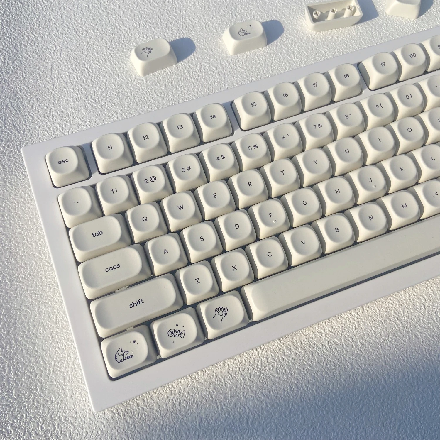 أغطية مفاتيح حليبية لطيفة على شكل قطة الدب شبح أغطية مفاتيح ذات خط صغير أغطية مفاتيح PBT MOA ملف تعريف لوحة مفاتيح ميكانيكية أغطية مفاتيح لوحة مفاتيح للألعاب