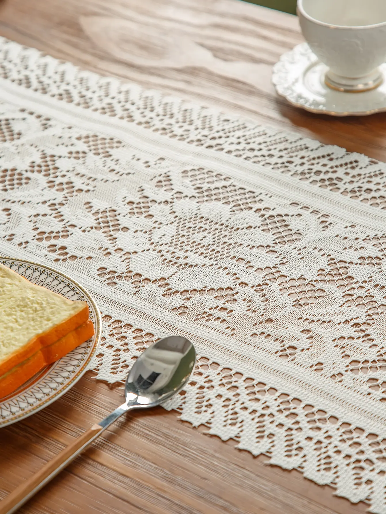 American Retro Polyester Fiber Lace Mesh Dining Mat Suitable For Home Decoration Such As Dining Tables, One Piece Set