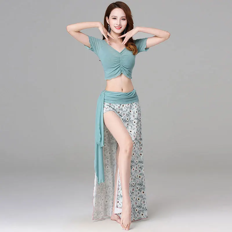 Maßgeschneiderter Bauchtanz-Anzug, Übungskleidung, Oberteil mit seitlicher Öffnung, bedrucktem langen Rock, weibliches sexy Performance-Kleid-Set