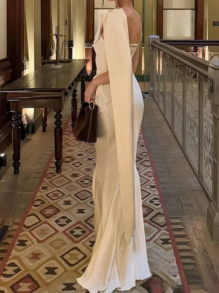 ชุดเดรสผ้าซาตินสีขาวเรียบหรูสไตล์เซ็กซี่ชิคสำหรับผู้หญิง แบรนด์ KONDALA แบบสายเดี่ยวไม่มีแขน แต่งระบายลายดอกไม้ยาว  แฟชั่นใหม่ประจำฤดูใบไม้ผลิและฤดูร้อนปี 2025