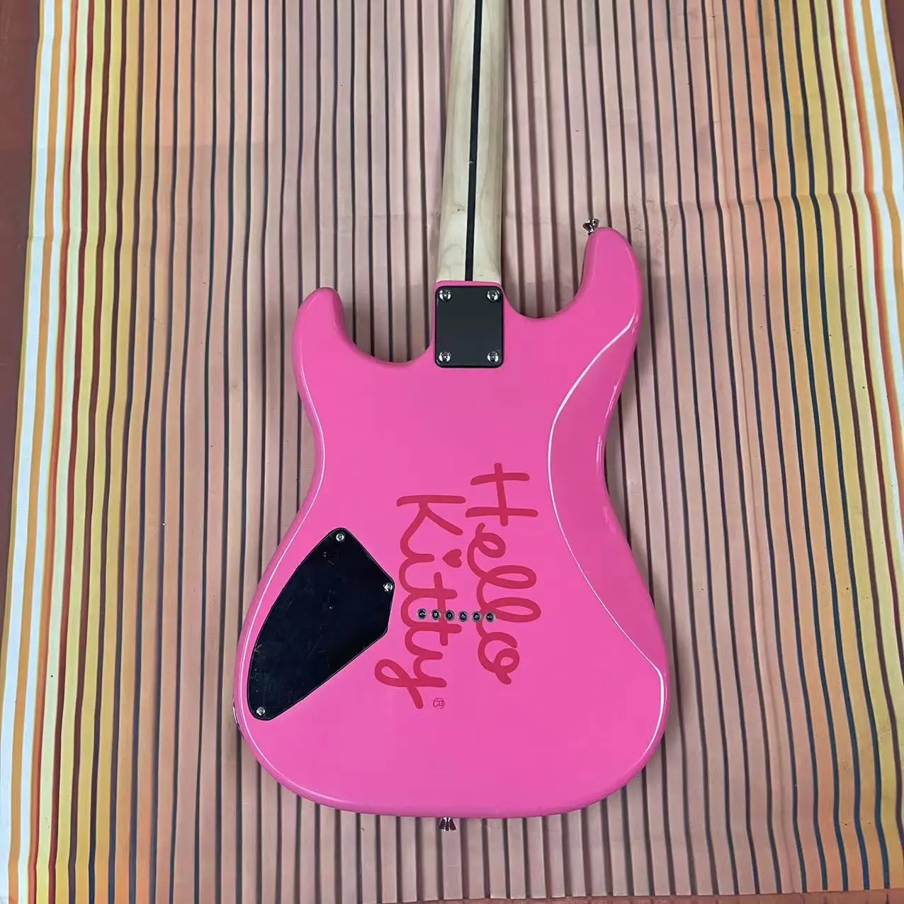 KT cat style 6-string split electric guitar, pink body, high gloss, maple fingerboard, maple track, painted protective plate, si