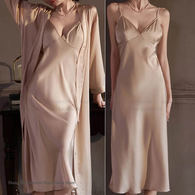 

Элегантный комплект из двух предметов: пеньюар и ночная сорочка из шелкового атласа. Новинка весна-лето. Домашняя одежда.