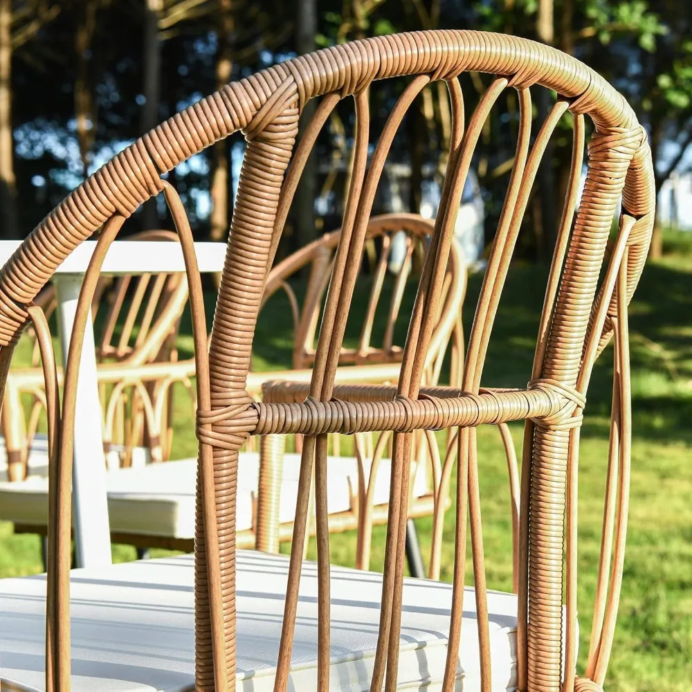 4 قطع من كراسي تناول الطعام المصنوعة من الخيزران، مجموعة أثاث الفناء الداخلي والخارجي مع وسادة وظهر منحني مناسب لجميع الأحوال الجوية