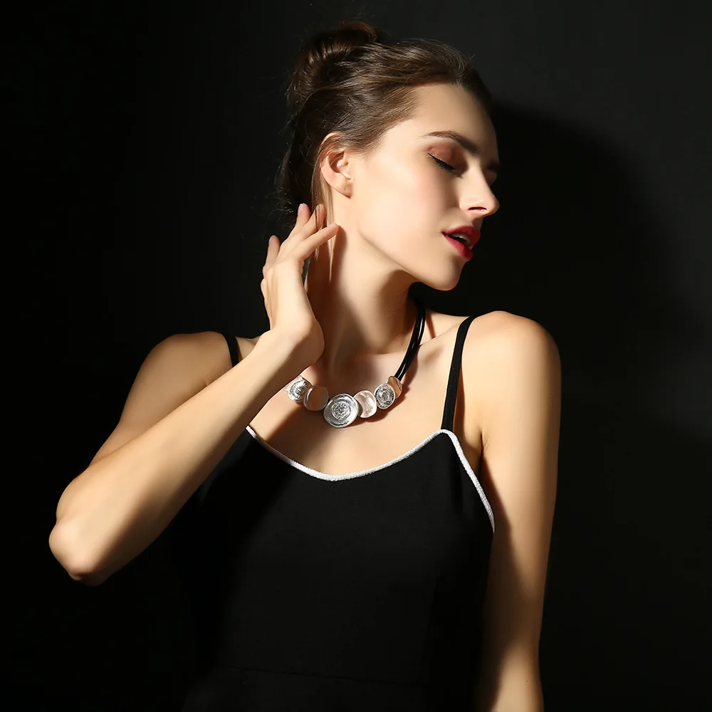 قلادة قصيرة أزياء أوروبية وأمريكية شعبية شعبية متعددة حبلا حبل جلدي قصير URL المرأة المعدنية الأجنبية tr