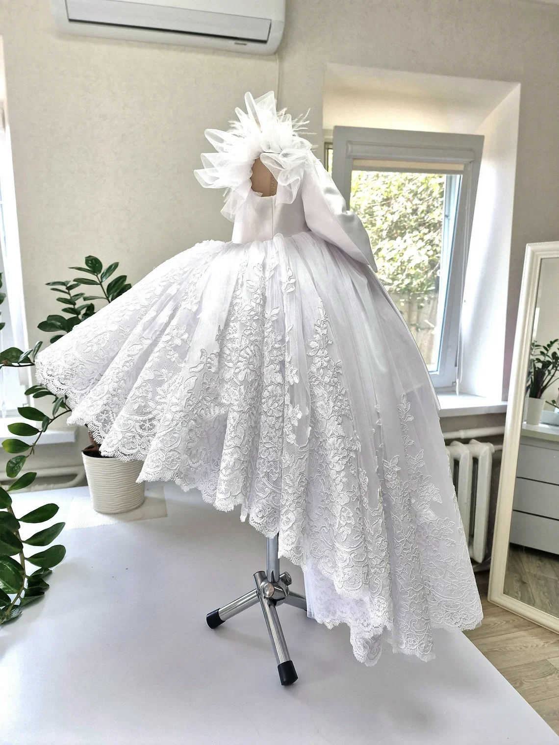 Vestidos de encaje blanco personalizados para niña, vestidos de flores para bebé, Apliques de encaje, fiesta para recién nacido, perlas de plumas, vestido de graduación de primera comunión