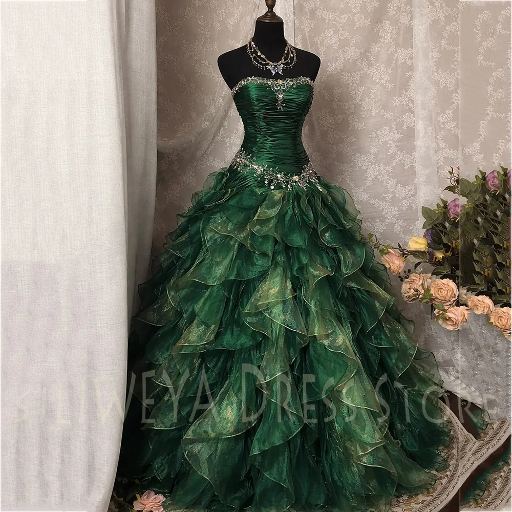 Women Formal Event Wear - ชุดราตรีสีเขียวแบบไร้สายสำหรับผู้หญิง ประดับคริสตัลวิบวับ แต่งระบายเป็นชั้นๆ เหมาะสำหรับงานเลี้ยง งานกาล่า และงานอีเว้นท์ต่างๆ