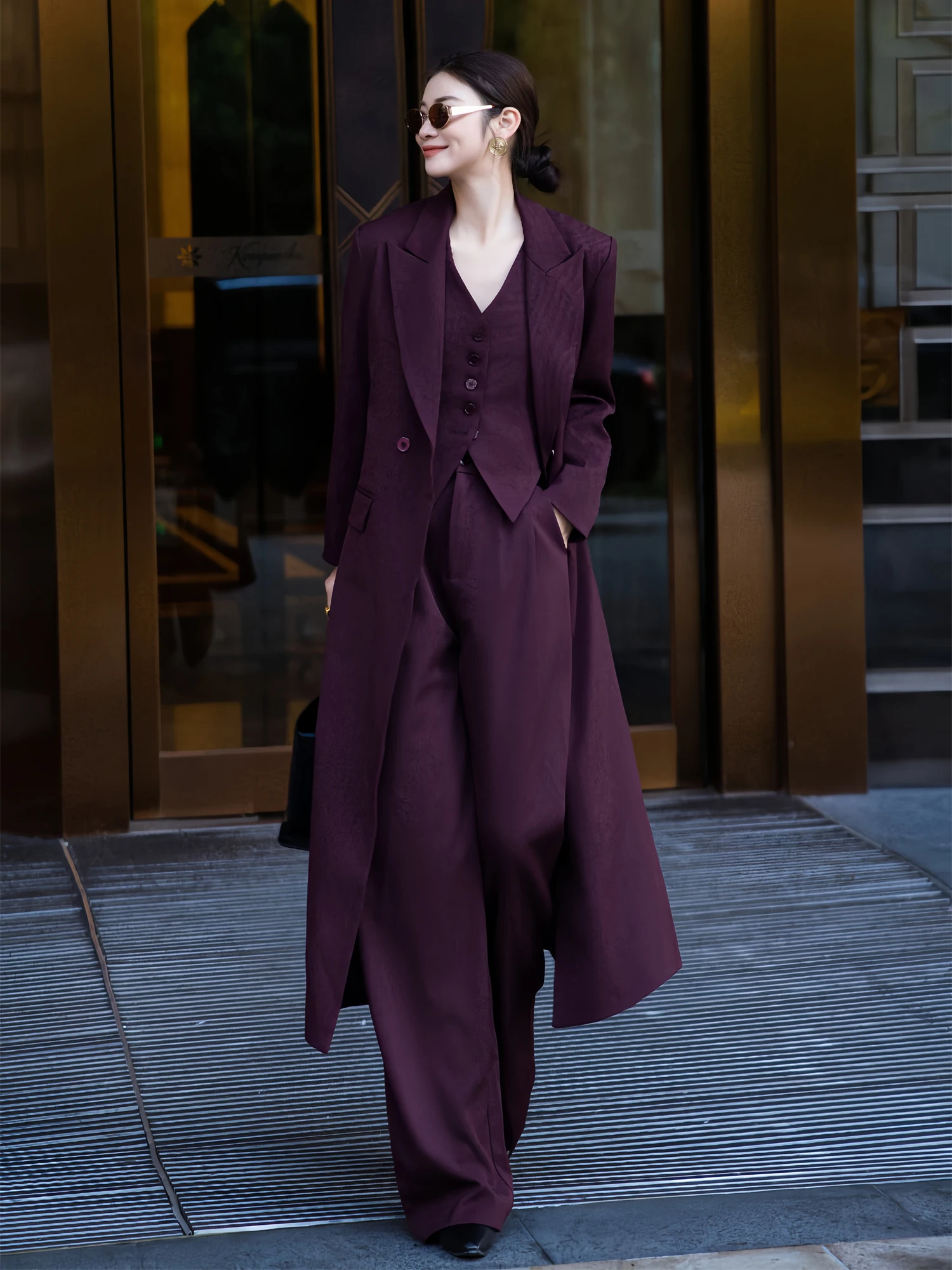 

Модный комплект футболок ZEROYK, осень 2024, высококачественный красный ветровка Godd Sle, жилет, длинные брюки для повседневного поездок и ...