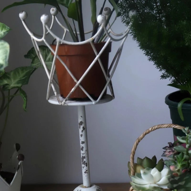 Vintage Iron Flower Pot Stand, Crown-Shaped Planter Holder, Retro Garden Decoration, Handmade Metal Plant Display Rack