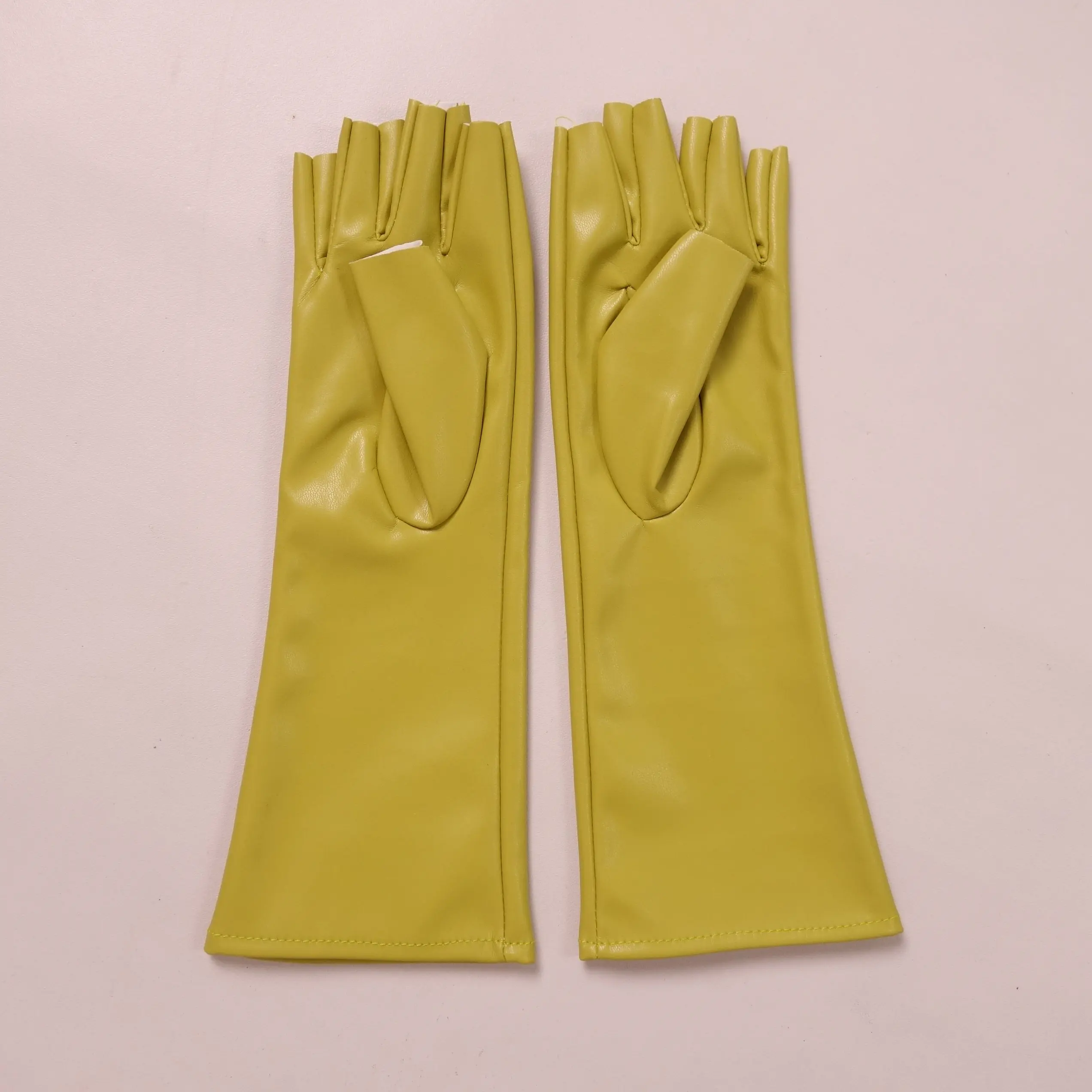 11 Zoll (28 cm) lange fingerlose Handschuhe aus Kunstleder, glänzend, schwarz-silber, halbfingerlos, fingerlose Wärmer, Handgelenkstulpen, Armstulpen, sexy – Detail 28