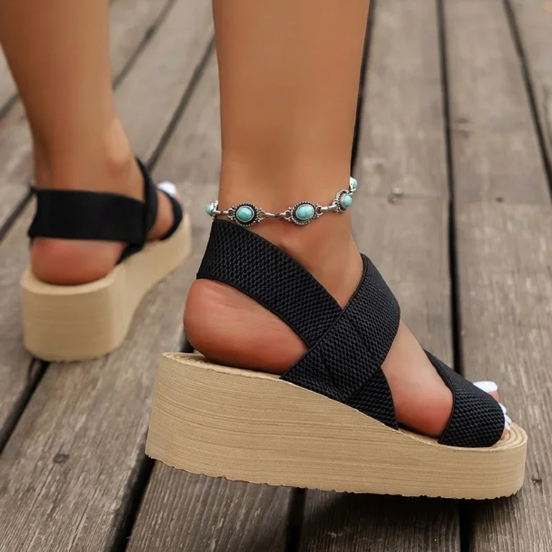 Sommerliche, lässige Damen-Keilsandalen mit offener Zehenpartie, leichte Plateauschuhe mit dicker Sohle und verstellbarem Riemen am Hinterfuß. – Detail 2