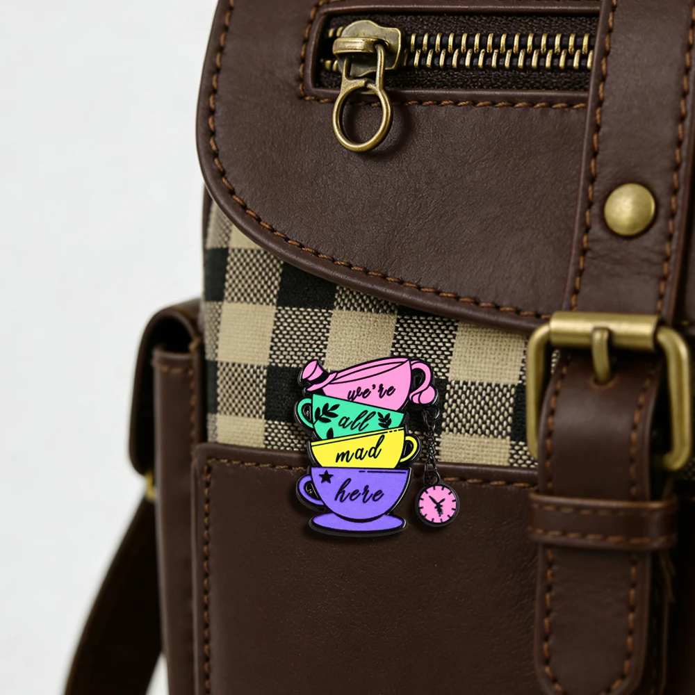 Wir sind alle verrückt hier Emaille-Pin, gestapelte Tassen, Taschenuhr-Anhänger, Brosche, Teeparty-Abzeichen, Geschenk für Prinzessinnen-Mädchen-Fans, Accessoire – Detail 6