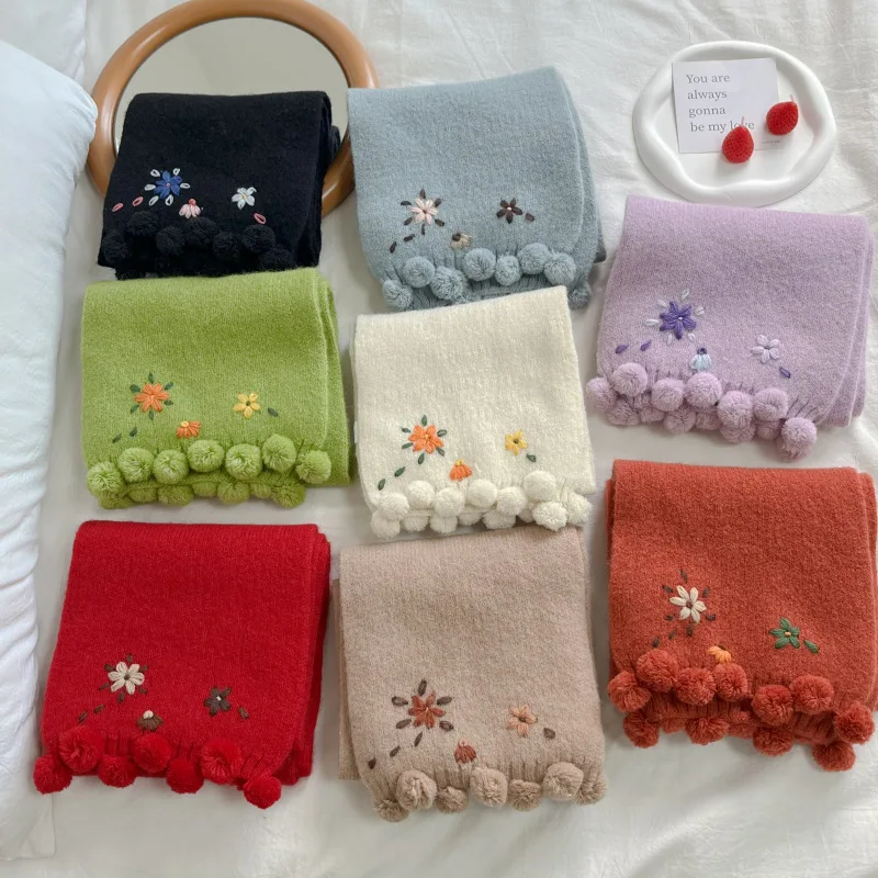 

Новинка 2024, милый зеленый шерстяной шарф с маленьким цветочным шариком, женский осенне-зимний теплый универсальный студенческий вязаный шарф для пар