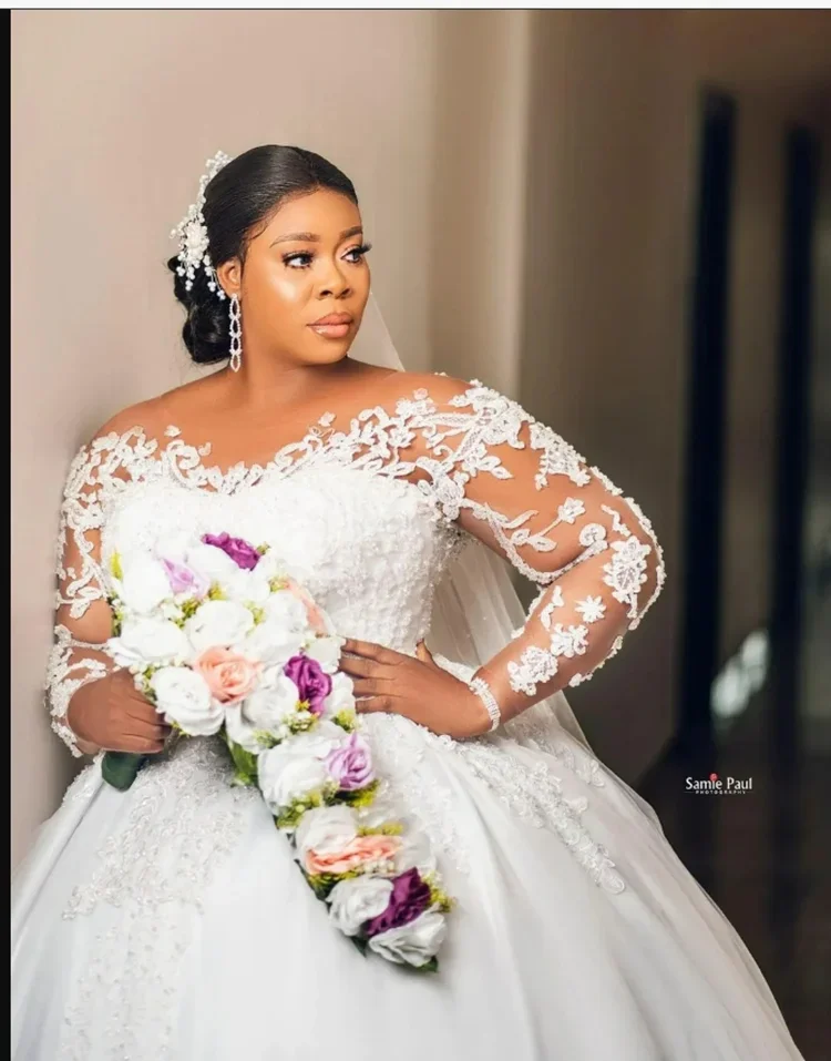 カスタムメイドのシアーネックアップリケビーズウェディングドレス、ベスティドス・デ・ノビア、コートトレーン、ロングスリーブ、プラスサイズ、ボールガウン、ブライダルガウン