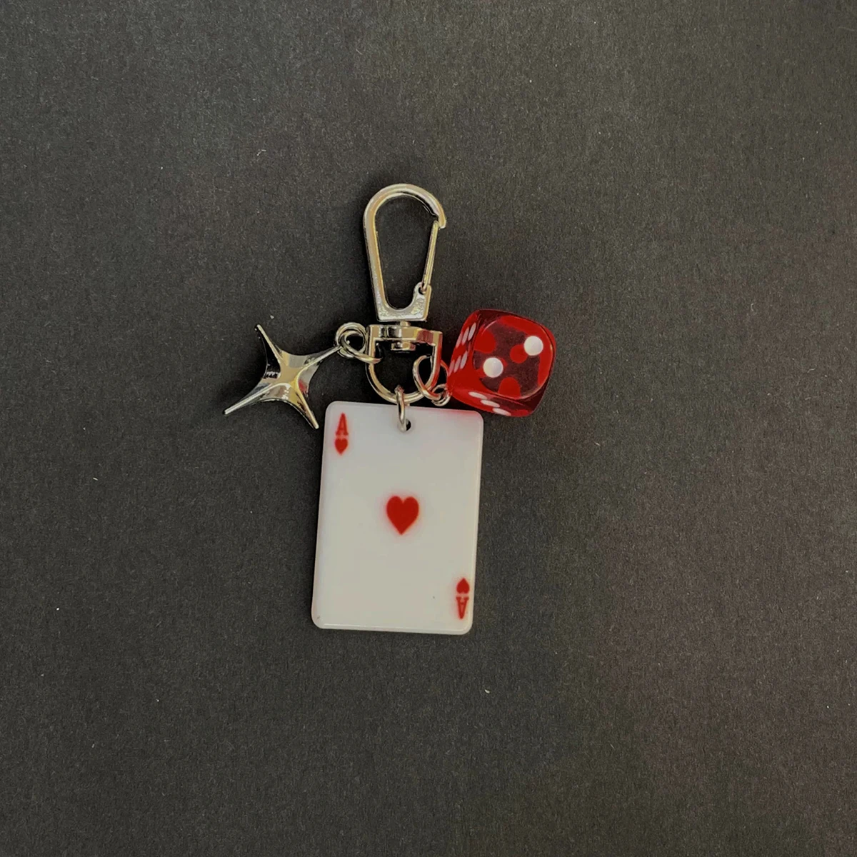 جديد شخصية ثلاثية الأبعاد مجسمة اللون النرد بطاقة اللعب المفاتيح بطاقة اللعب عنصر حقيبة سماعة الاذن قلادة