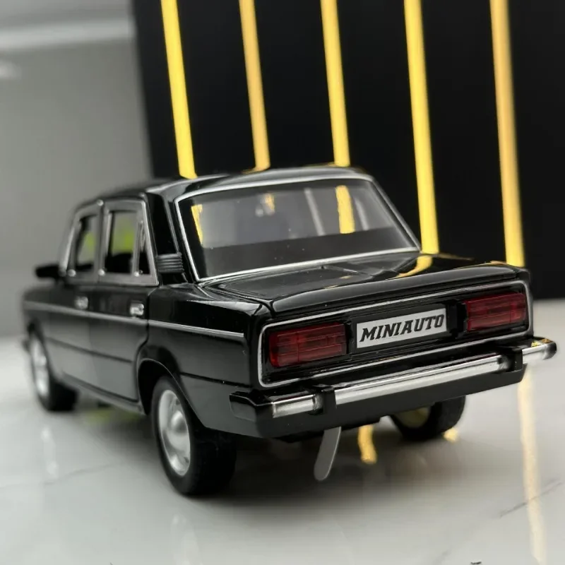 Simulation 1:24 LADA Vintage Car Model Die Casting Metal Toys Vehicles Sound and Light Children Boys Gift Voiture Miniature