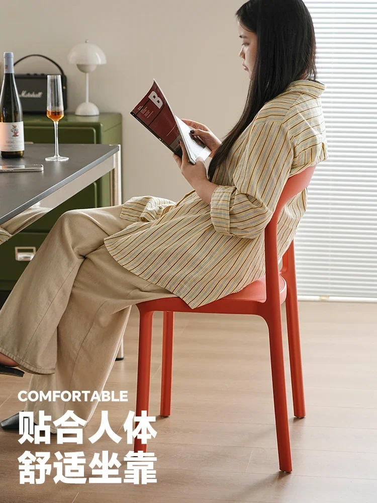 Sedia da pranzo nordica, plastica addensata impilabile per uso domestico, sedia per il tempo libero con schienale per piccoli appartamenti, negozio di dolci e caffetteria