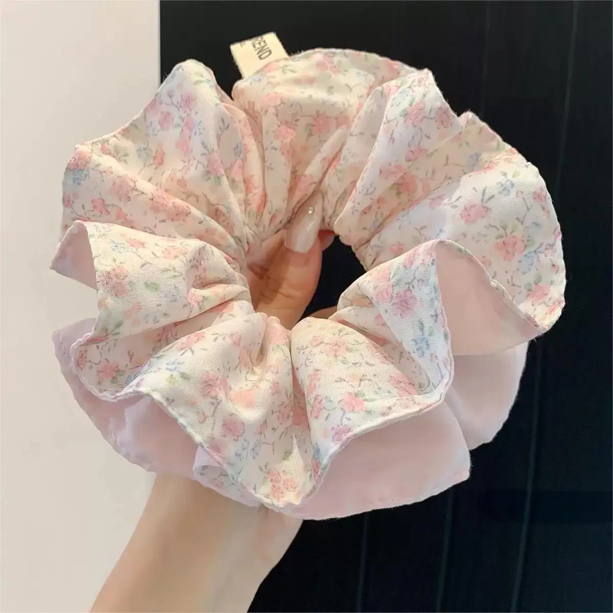 Süßer und stilvoller doppellagiger Haargummi mit Blumenmuster und Spitzenbesatz – ein Damen-Haaraccessoire für Alltagsfrisuren – Detail 7