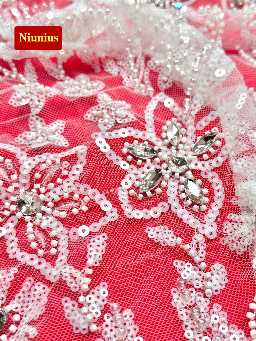 

2026Ультраэлегантная мягкая белая сетчатая кружевная ткань с крупнейшими камнями и бисером – высокое качество для свадебных и вечерних платьев NN5928_R