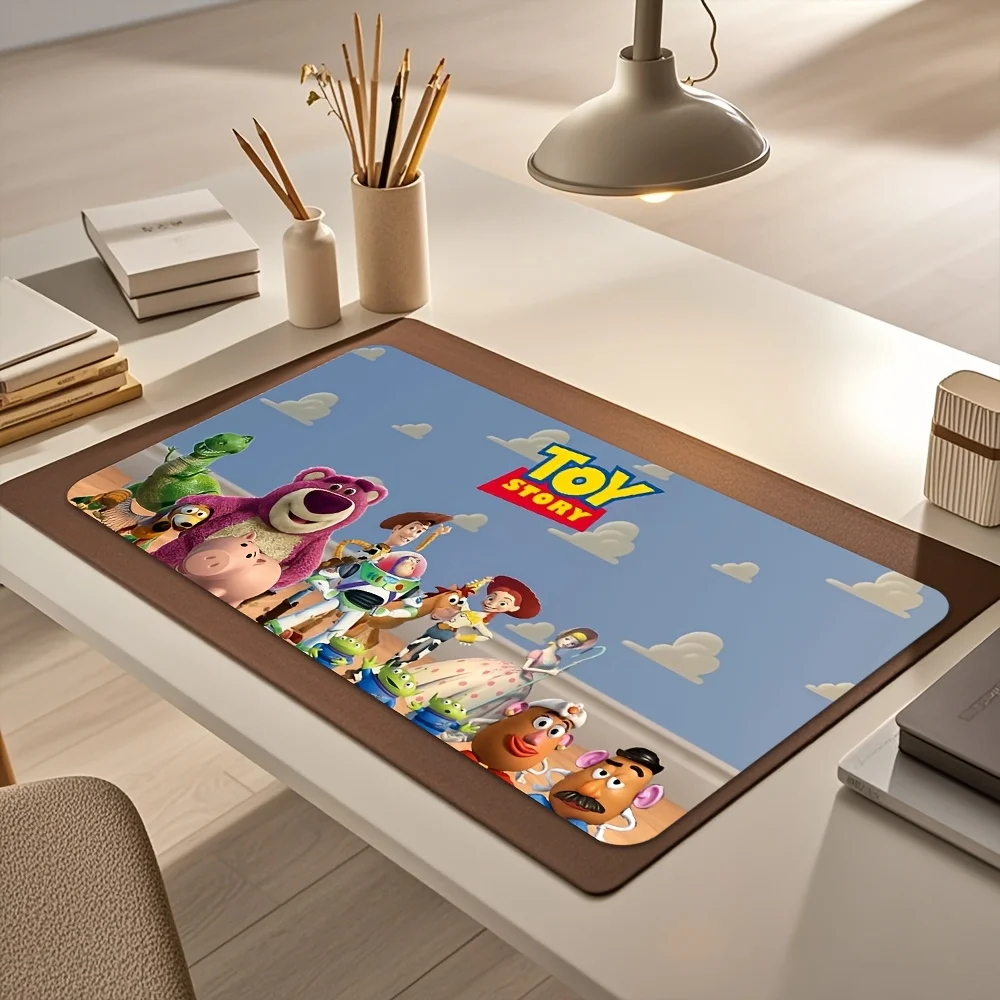 แผ่นรองเมาส์ 1 ชิ้น ธีมวู้ดดี้และบัซ พื้นผิวทนทานและไม่ลื่น แผ่นรองเมาส์ขนาดใหญ่ มีตัวเลือกหลายขนาด เหมาะสำหรับเล่นเกมและ