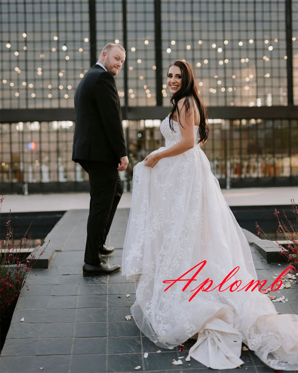 Gaun Pengantin Tulle Putih Kualitas Tinggi Kustom Gaun Pengantin Applique Tanpa Tali Temperamen Gaun Punggung Terbuka Kereta Kapel