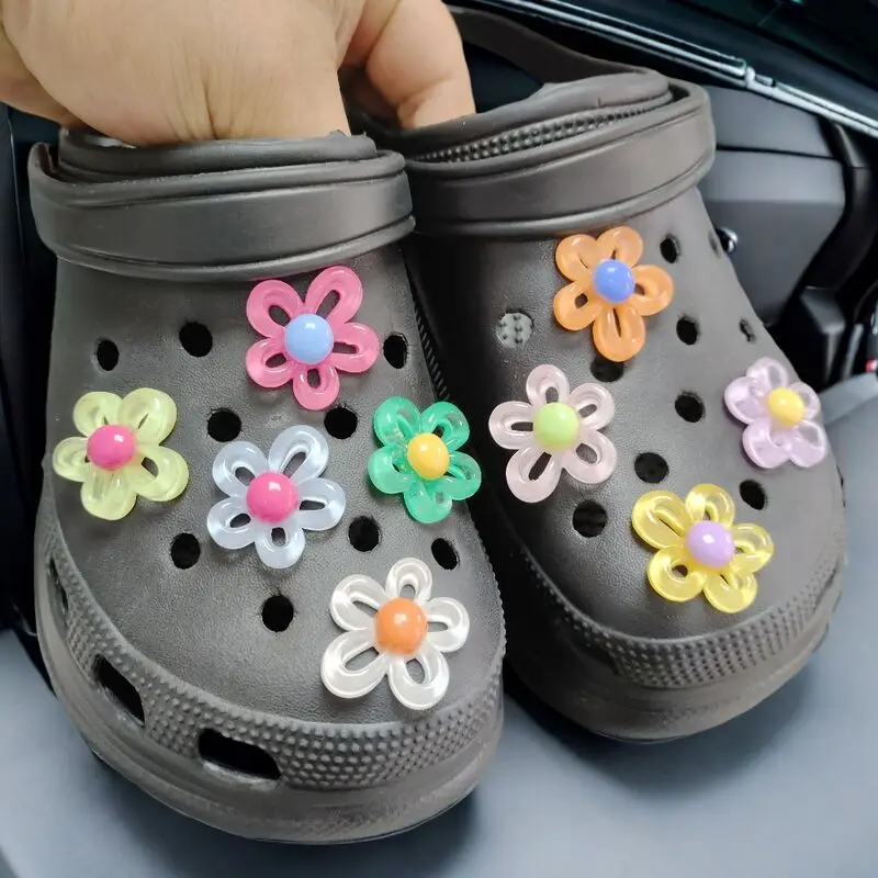 2024 New Hollow 5 petal flower Hole shoe Charms Designer DIY Shiny Bling Shoes Decaration for Clogs Kids Boys Women Girls Gifts