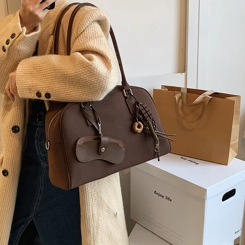 Luksusowa torba bowlingowa damska w dużym rozmiarze na rok 2025, zamszowa, jednokolorowa torba na ramię, duża pojemność, torba crossbody, designerskie torebki.