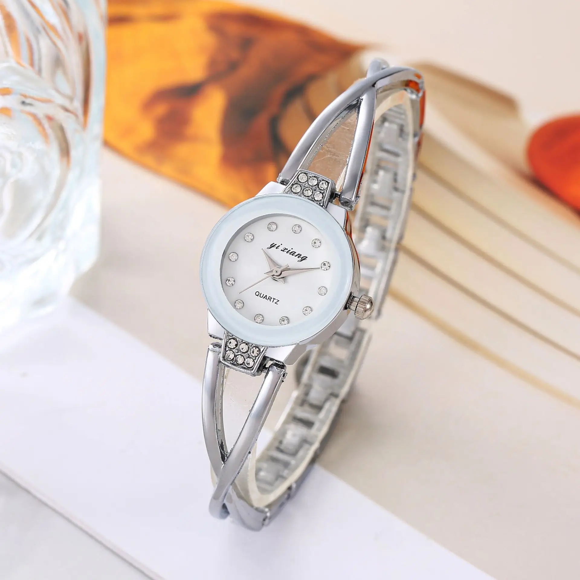 Women's Watch Brand Diamond Bracelet Bracelet Fashion Girl Student Quartz Watch V73