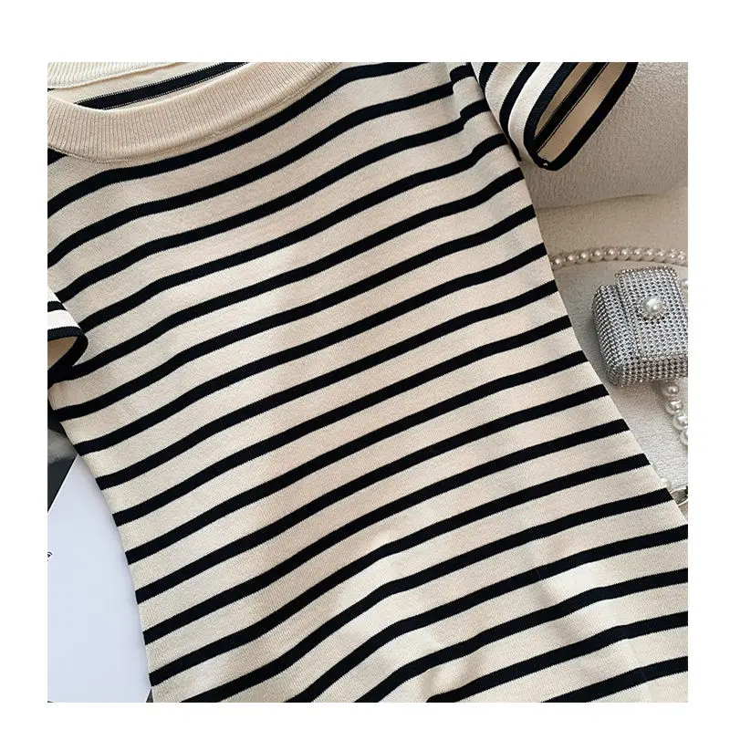Xiaoxiang Fengbing Abito in maglia a righe con colletto quadrato in seta per donna in estate Nuova gonna T-shirt interna sottile a maniche corte