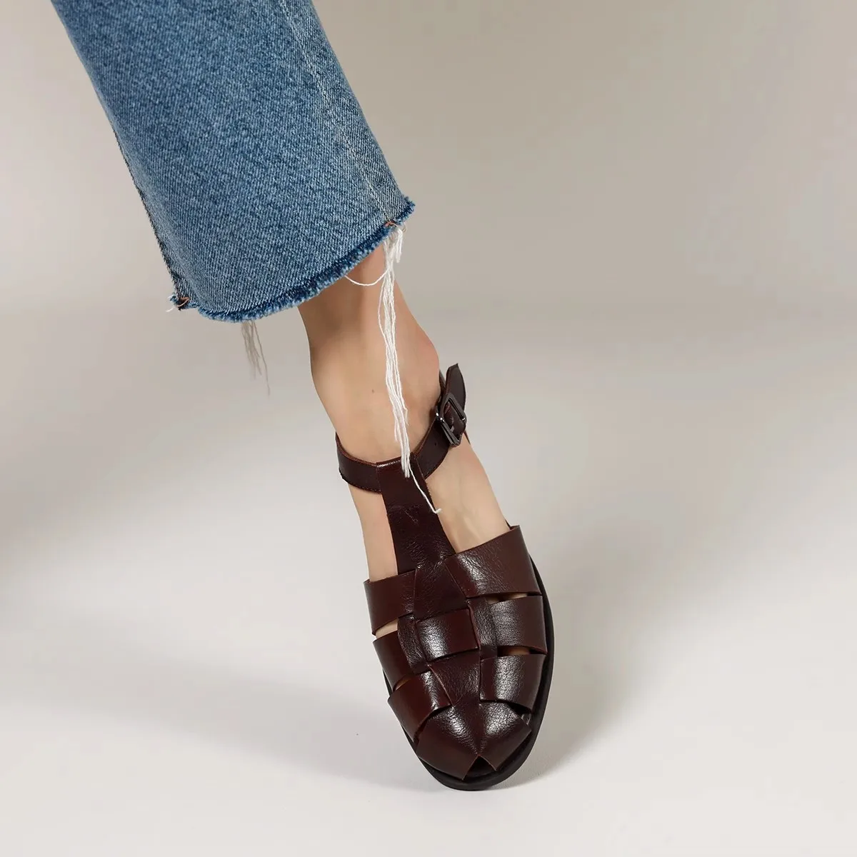 Womens\' Sandals Vintage Gladiator Buckle T-Strap Closed Toe Ladies Shoes Cowhide Shoes On Low Heel Roman Style Summer Sandal