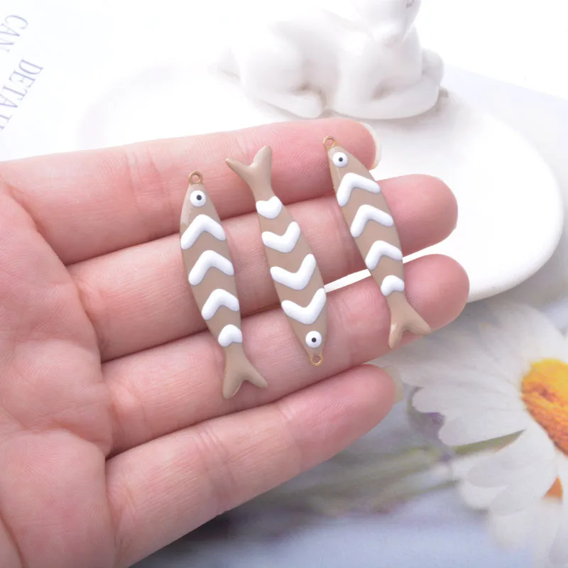6 Stück Fisch-Ohrringe Anhänger aus Kupfer, beidseitig emailliert, niedliche Meereslebewesen-Fisch-Charms, DIY-Schmuckzubehör – Detail 4