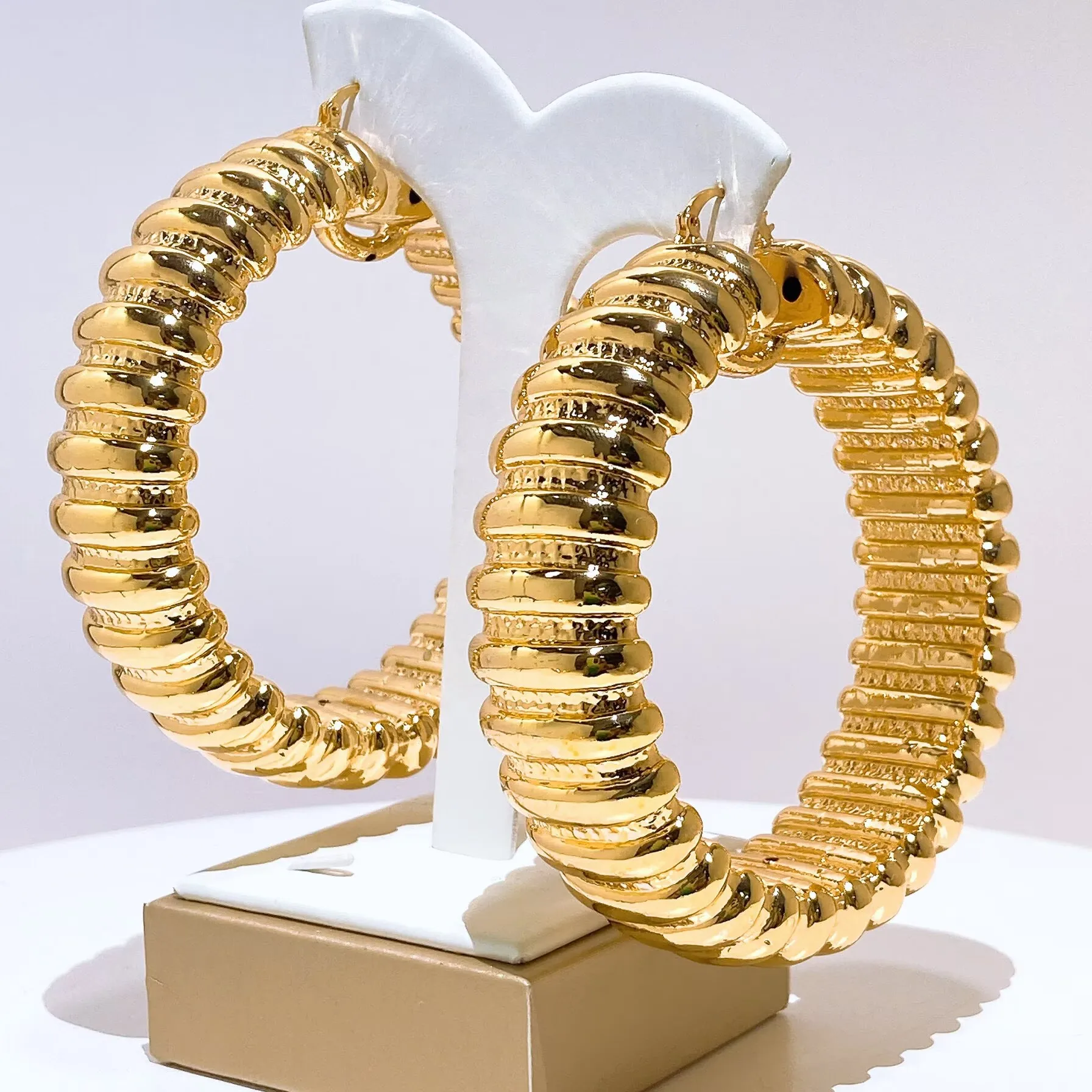 Yulaili Nigerianische vergoldete große hohle Blumen-Creolen, Brasilien-Gold-Modeschmuck für Damen, Party- und Alltagsaccessoires