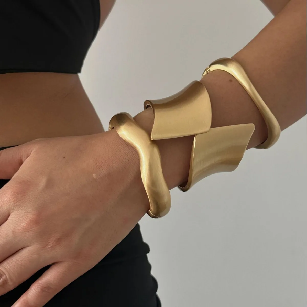 الذهب اللون ماتي المعادن قطرة الماء أساور واسعة للنساء المفتوحة الكفة سميكة غير النظامية موجة الإسورة أساور الأساور Mujer مجوهرات