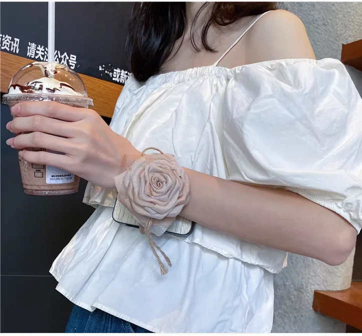 

Diy Cute Rose Wrist Strap Phone Case For Motorola Razr60 ultra Case Samsung Galaxy Z Flip7 Cover Z Flip6 Z Flip5 Z Flip4 MixFlip