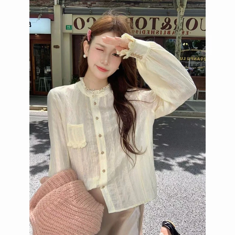 

Осенний новый комплект с юбкой с высокой талией и надписью Temperament Commuting 2026 Французская знаменитость Светлая роскошная кружевная рубашка с рюшами по краям на талии Топ