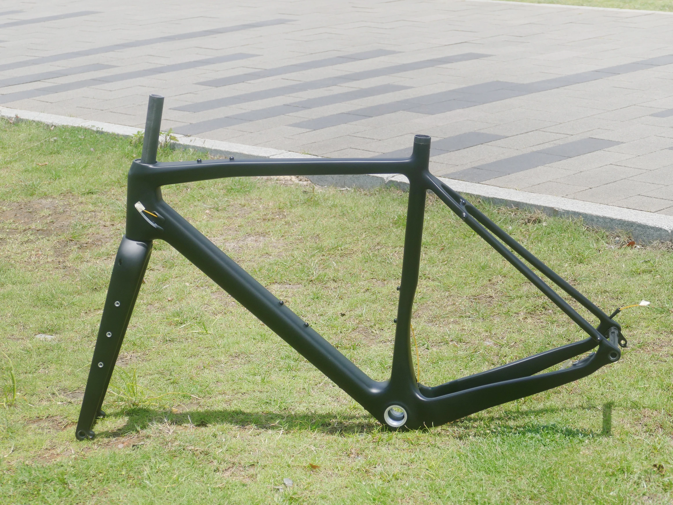 

A - Top Quality Brand New Full Carbon Black Matt Gravel Bike Bicycle Thru Axle Flat Mount Gravel Frame Fork BSA Frameset