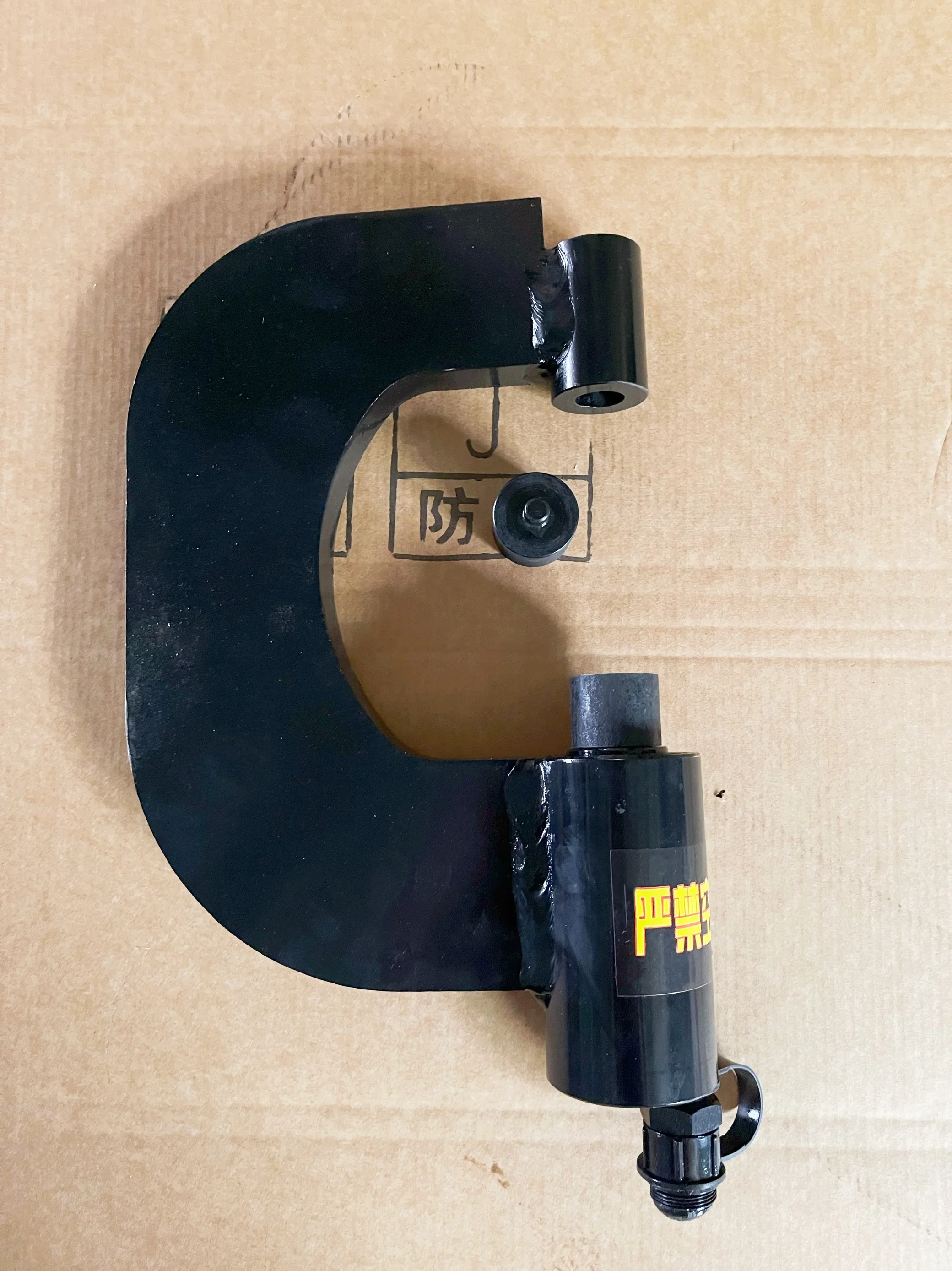 Working in Vertical shaft pin horizontal pin extractor pneumatic hydraulic vertical shaft pin disassembly tool for truck brakes