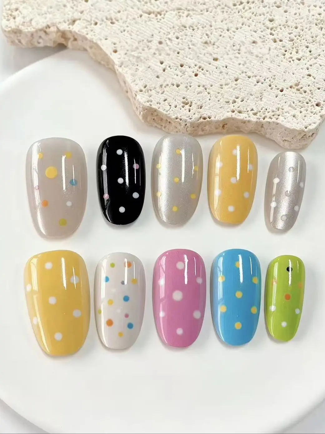 10 Pieces of Silver Cat-Eye Nail Polish in Creamy Yellow and Light Blue, Short Square and Round Shapes, for a Spring-Summer Energetic Look, Suitable for Dopamine-Style Outfits, Everyday Campus Wear, Picnics, Korean Casual Wear, Girl Dates, and Summer Floral Dress Styles, Comes with a Jelly Glue and a Nail File