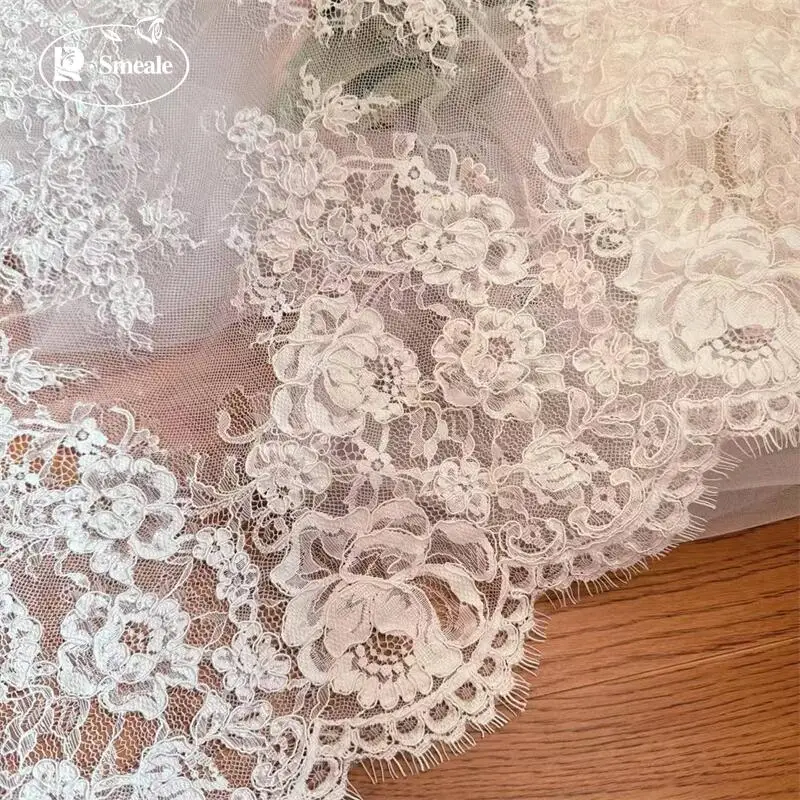 3MX65CM Breite. Französischer Spitzenstoff mit großer Blumenbordüre. Stoff für Couture-Brautkleider. DIY-Nähzubehör. – Detail 4