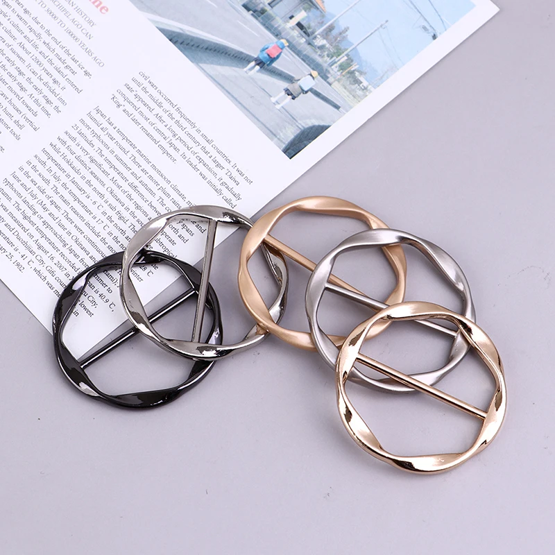 Round Shape Elegant Tee Shirt Clip T-shirt Silk Scarf Decorative Women Hollow Scarves Buckle Brooch Jewelry Clothing Accesories