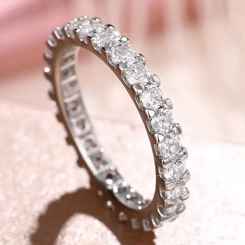 Huitan Vielseitiger dünner Damenring voller funkelnder Zirkonia, trendiger, charmanter Schmuck für Hochzeiten, Partys und den Alltag.