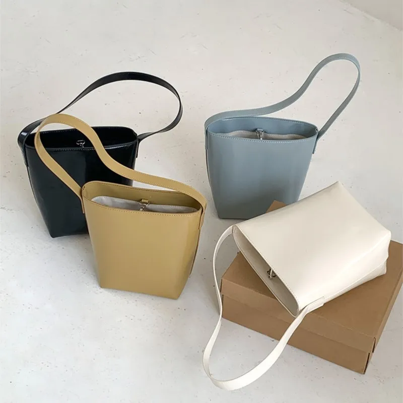 2024 Summer New Fashion Luxury PU Leather Handbag Women Korean Retro Water Bucket Bag Wysokiej jakości proste czarne torby na ramię