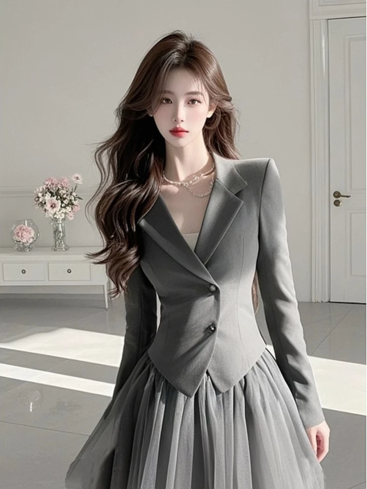 2025 ฤดูใบไม้ผลิที่สวยงามสุดไม่ซ้ําใครอารมณ์ระดับไฮเอนด์ที่สวยงามกลิ่นหอมขนาดเล็กสไตล์กระโปรงตาข่ายด้านบนสีเทาชุดสองชิ้น