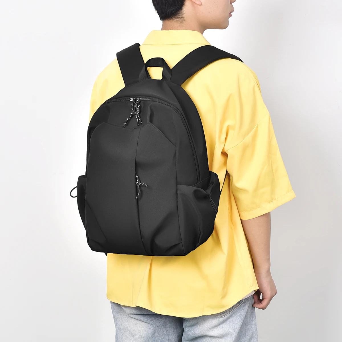 Una pratica borsa a tracolla resistente all'usura è comoda da viaggiare e è alla moda e multifunzionale