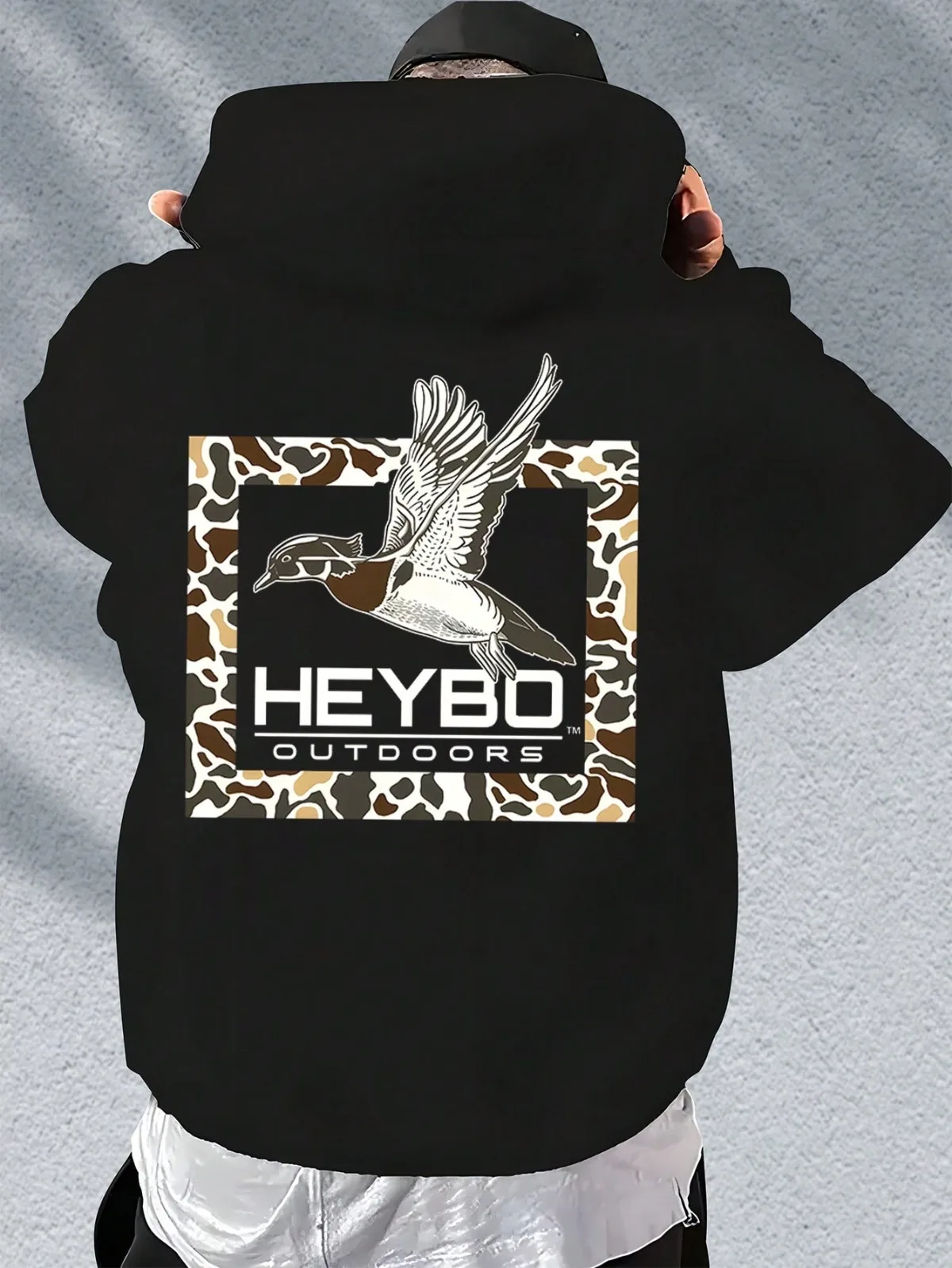 سويت شيرت بقلنسوة للرجال مع نمط العلامة التجارية الخارجية HEYBO OUTDOORS مع بدلة رياضية بعناصر البط البري والعناصر المموهة